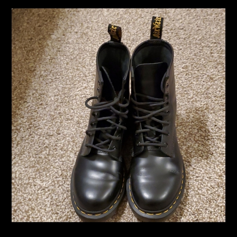 DR MARTENS • CLASSIC BLACK
